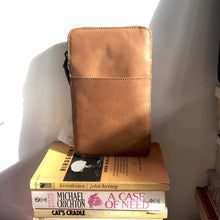 Cargar imagen en el visor de la galería, Crossbody Ziptop Wallet - Jao Brand
